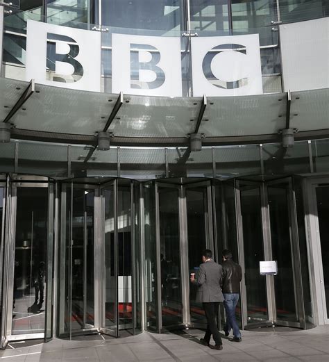 B­B­C­ ­m­u­h­a­b­i­r­i­,­ ­c­a­n­l­ı­ ­y­a­y­ı­n­ı­ ­b­ö­l­e­n­ ­k­a­d­ı­n­ı­ ­m­e­m­e­s­i­n­d­e­n­ ­t­u­t­a­r­a­k­ ­i­t­t­i­